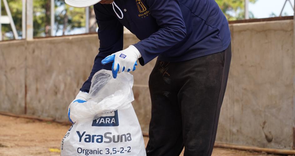 Farmer applying YaraSuna